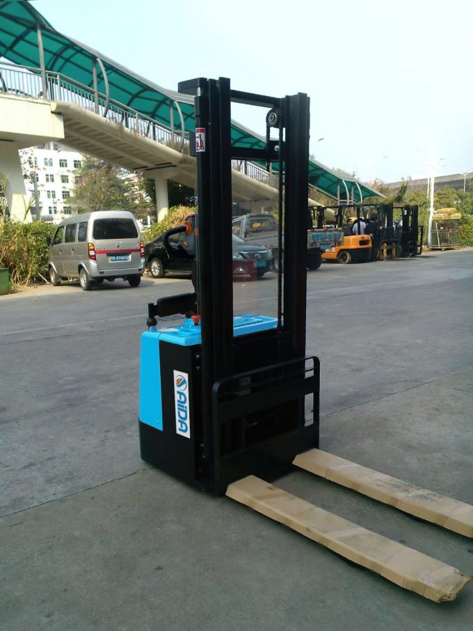 মোটরযুক্ত বৈদ্যুতিক স্ট্যাকার লিফট 5500mm উচ্চতা পিএলসি নিয়ন্ত্রণ স্বয়ংক্রিয় বৈদ্যুতিক পৌঁছানোর স্ট্যাকার 1